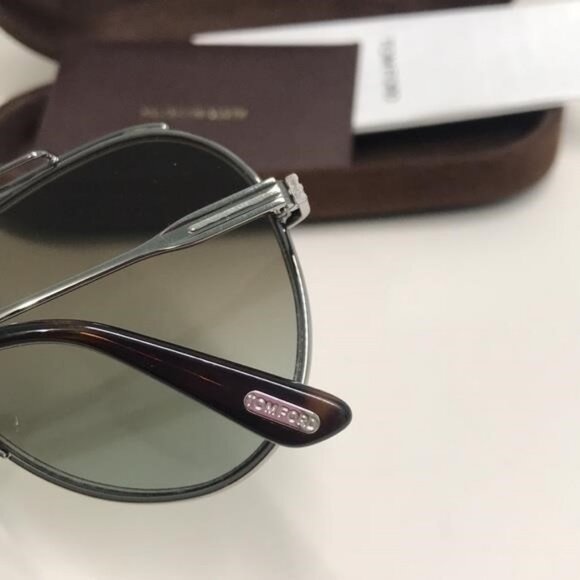 Tom Ford TF818 08G Holden Aviator Sunglasses Gunmetal Brown Gradient Mirror 60mm - Picture 12 of 12